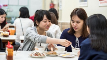 牛車水味香園甜品 (Mei Heong Yuen Dessert) - 食客在盡情享用美味